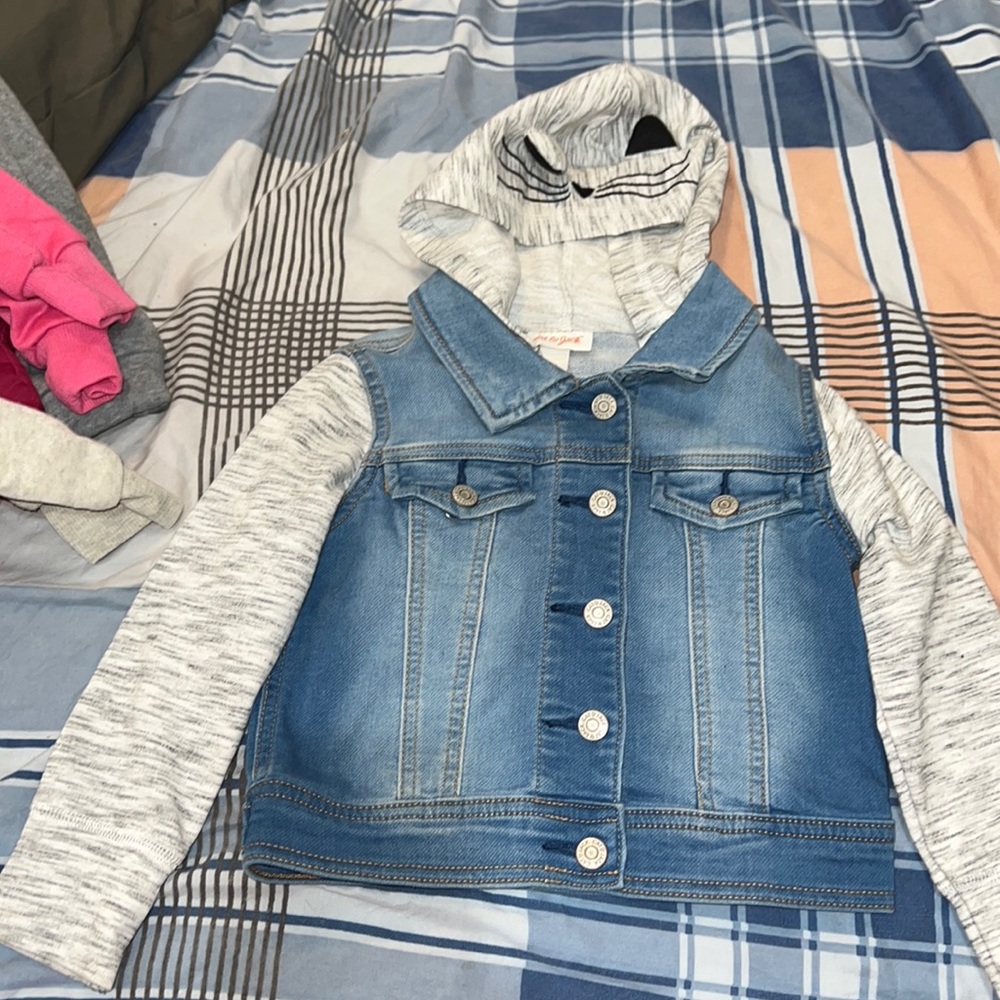 Sweater jean jacket size 3T. Worn one time.